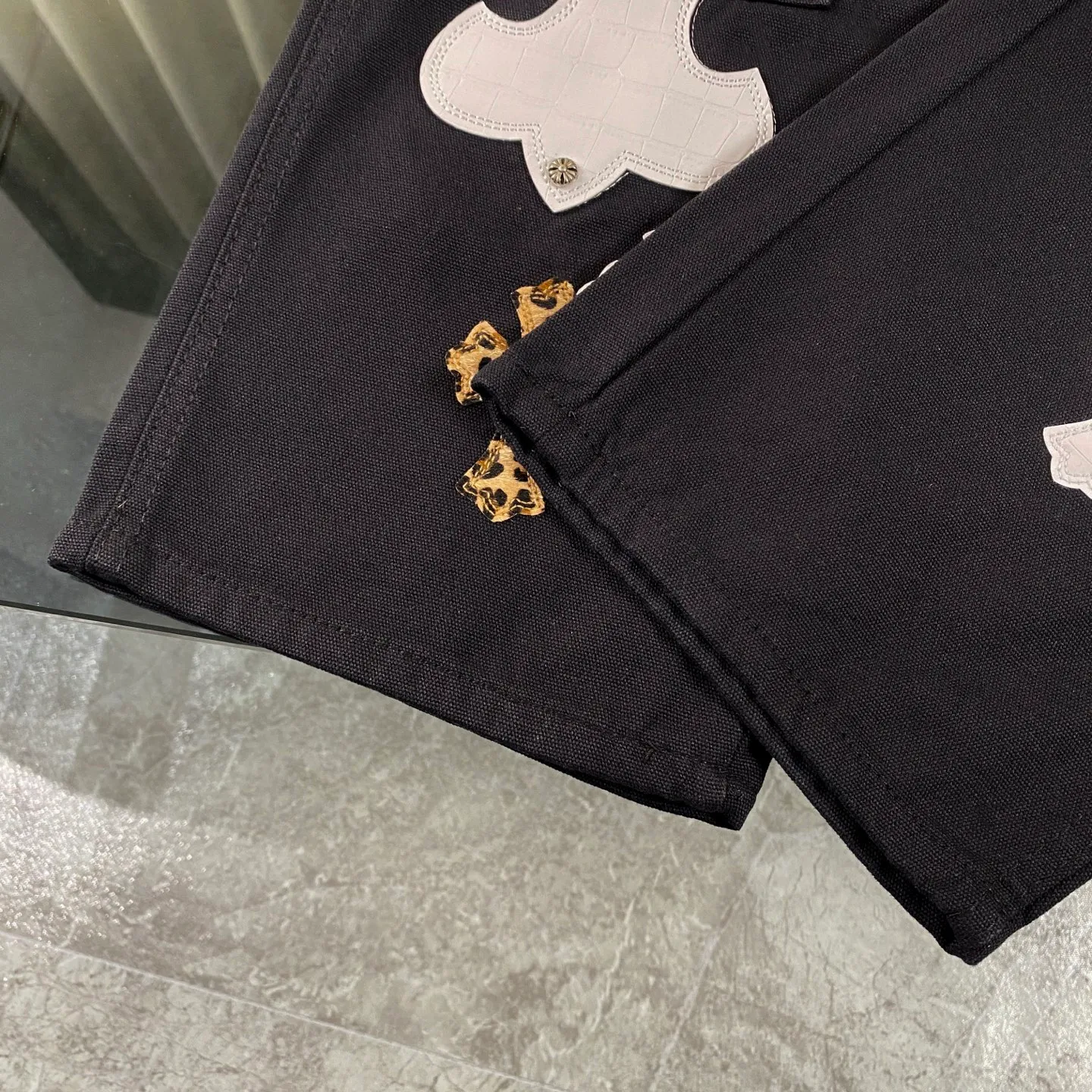 P270 CH Chromehearts limited edition leopard print blue and white cross stitched leather black work jeans logging pants. The counter price is 34W level. The patchwork cross pattern is embellished and the jeans are washed! ! An absolutely high-end luxury product, a 1.9W-level god-level single product, a super popular product, made by top heavy industry, a magic weapon that cannot be missed! [About Zangyin] This is an extremely luxurious fashion brand that can also be called the aristocracy of the high street. It has always been an exclusive brand for some hipsters or rich second generations. Compared with ordinary high streets, it is more luxurious and noble. Compared with luxury brands, it is more fashionable and individual. It has always been a brand that I have a special liking for. [Top heavy industry fashion design] Consistently high-street luxury style. Speaking of this style, the Zangyin family and GU family are definitely the leading representative brands. Especially the Zangyin family has really achieved a state-of-the-art effect in creating high-street style. The unique washed material is used to create this style. The color system is already quite eye-catching. After it is decorated with patchwork cross flowers, it cleverly highlights the charm of the brand. Secondly, this style uses classic The high-waist cutting design highlights the long legs and fashionable temperament of the upper body. The brand is highly recognizable and the slim fit configuration is more suitable for daily wear. It is a product that interprets personality, fashion, and specifications at a glance. This single product is enough to make any fan excited. It can be a white T-shirt for a youthful college style, or a tight suspender for a royal style. It has strong matching ability and can be easily controlled by men.  [Materials and craftsmanship] Needless to say, this point goes without saying. As an excellent craftsman brand, Zangyin’s requirements for details and craftsmanship are really perfect. The washed color of this model has gone through so many processes, not to mention the embellishment of denim appliques. It is also purely hand-made and sewn. Just like what they believe in, only hand-made things have soul and have the meaning of wear. A top-notch heavy-duty fashionable denim item, I look forward to your perfect interpretation! !  Color: Black Size: 28-36